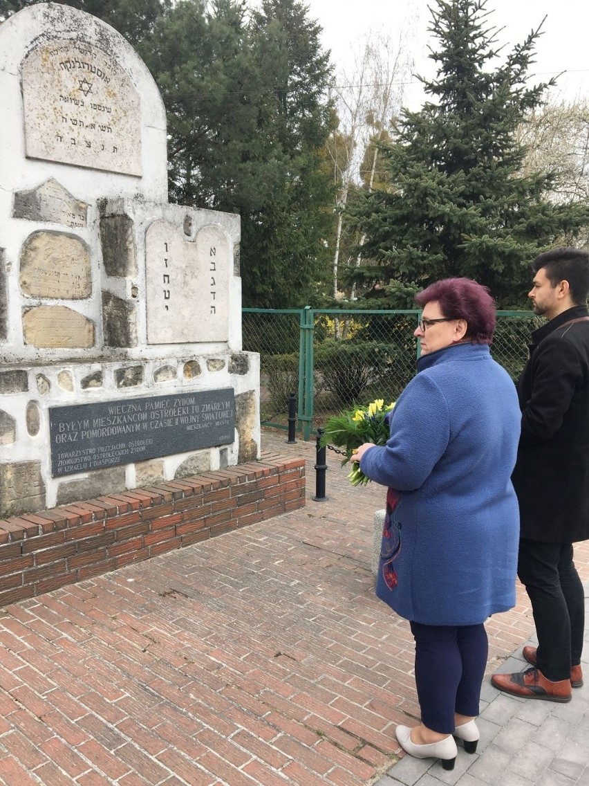 Ostrołęka. Rocznica powstania w getcie warszawskim. Władze miasta złożyły kwiaty pod pomnikiem pamięci ostrołęckich Żydów. 19.04.2022