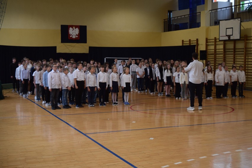 Szkoła Podstawowa imienia Stanisława ze Skalbmierza w konkursie „Do Hymnu”. 149 uczniów wykonało trzy utwory. Zobaczcie zdjęcia