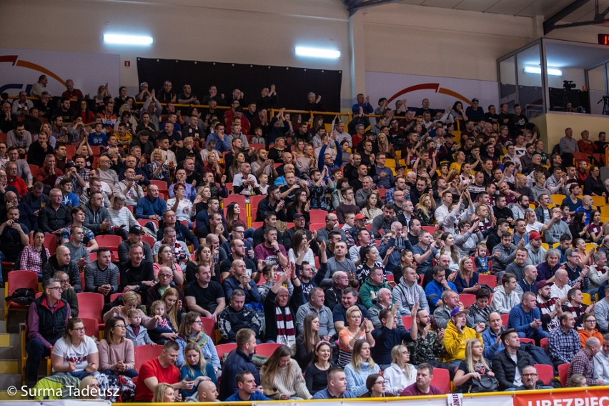 Widziałeś zwycięstwo Spójni z Polpharmą i show Cowelsa. Na ZDJĘCIACH kibice, koszykarze, cheerleaderki 