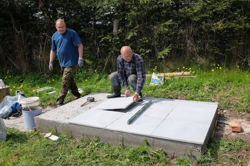 Położono płytki na podeście pod przebieralnię, jeszcze tylko...