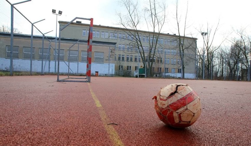 Samorządy nie kontrolują stanu orlików, co może zagrażać...