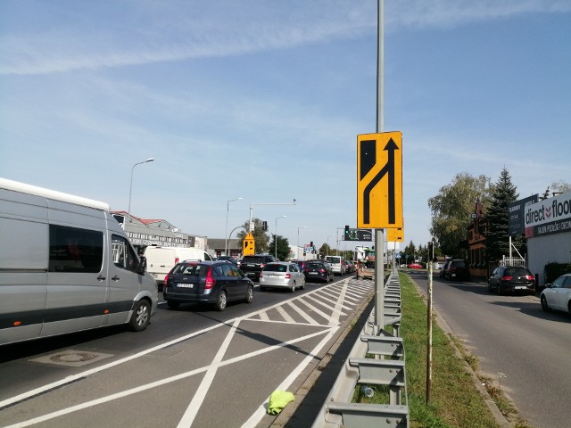 Ulica Głogowska korkuje się na wylocie z miasta, za wiaduktem górczyńskim