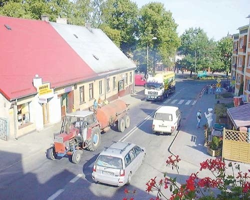 Ciężarówki, które miały po budowie ronda na ulicy Dworcowej omijać centrum, po jego zakończeniu wciąż do niego wjeżdżają.