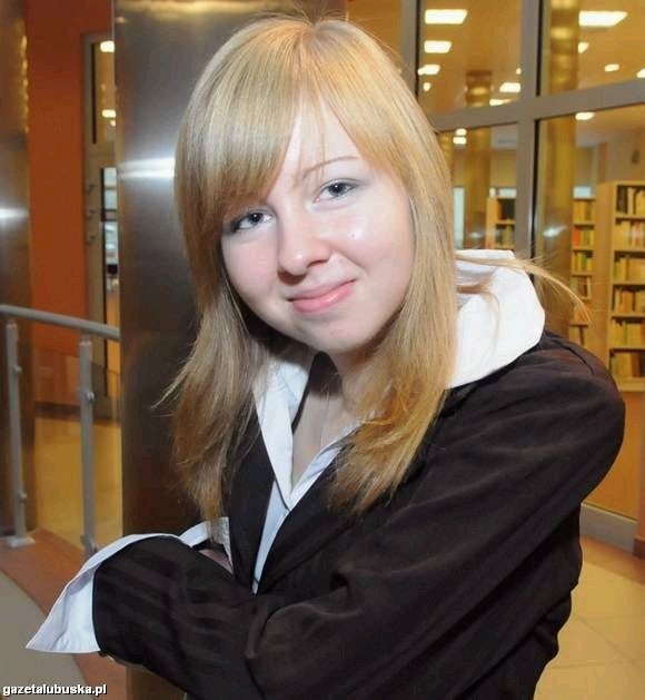 Dorota Gorzków. Ma 17 lat, mieszka w Małomicach, a uczy się w liceum ogólnokształcącym w Zespole Szkół Mechanicznych w Żaganiu. Lubi muzykę i często jeździ na koncerty swoich ulubionych wykonawców. Chce studiować filologię angielską. Pracę, którą wygrała konkurs "Rodzina wolna od przemocy&#8221;, zatytułowała: "Nie pozwól, by przemoc przekroczyła twój próg.&#8221;