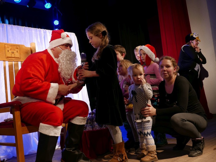 Do dzieci w Żnińskim Domu Kultury przyszedł św. Mikołaj [zdjęcia]