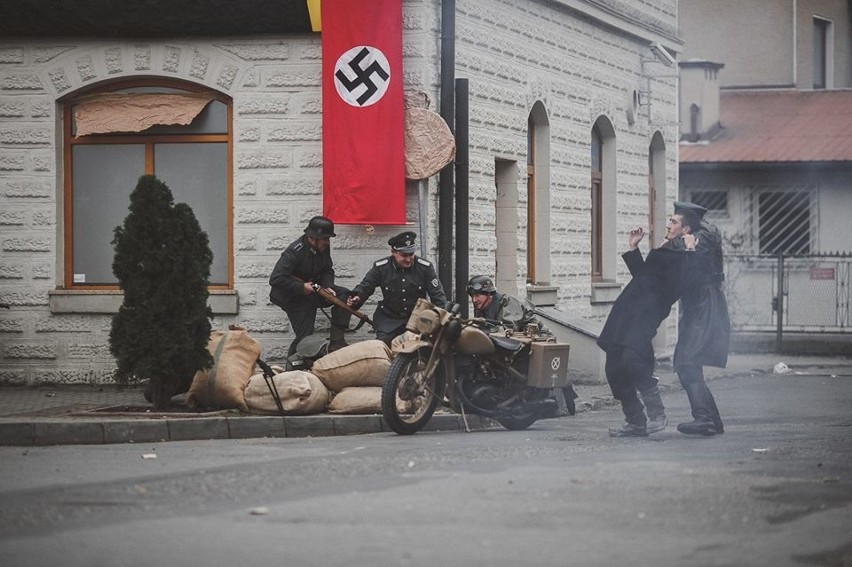 Partyzanci, żołnierze Wermachtu, gestapo i NKWD. Łącko za sprawą rekonstrukcji historycznej zmieniło się w plan filmowy [ZDJĘCIA]