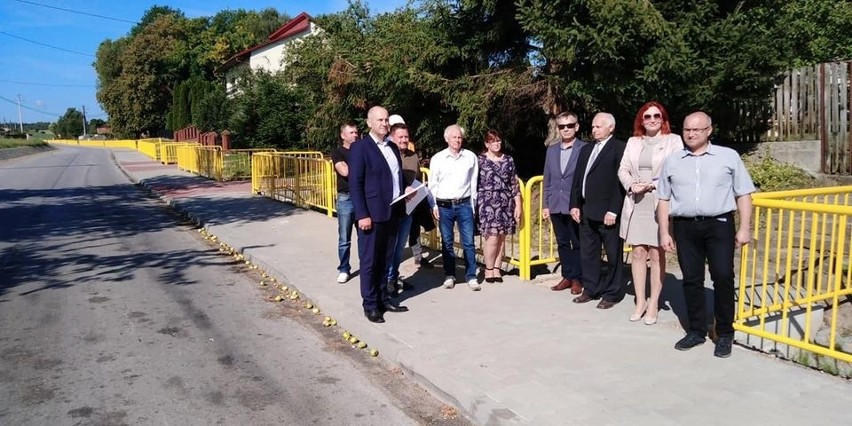 Nowy chodnik dla pieszych przy drodze powiatowej w Iwaniskach. Będzie bezpiecznej [ZDJĘCIA]