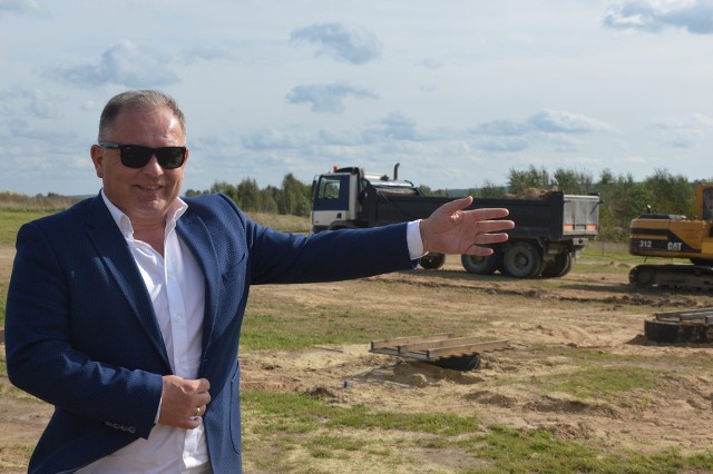 Burmistrz Radoszyc Michał Pękala wierzy, że prowadzone obecnie prace w pobliżu zalewu przyciągną w przyszłych latach inwestorów. Więcej na kolejnych zdjęciach