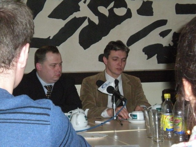 Marek Szczepanik i Adam Jarubas cierpliwie odpowiadali na pytania zgromadzonej młodzieży, popijając herbatę.