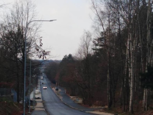 Na ulicy Szdłowieckiej leży pierwsza warstwa asfaltu, są też chodniki. Prace mają się zakończyć w połowie przyszłego roku.