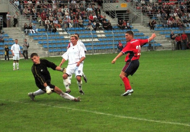 Łukasz Dzierżęga (z prawej) liczy, że ponownie pokona bramkarza z Jastrzębia.