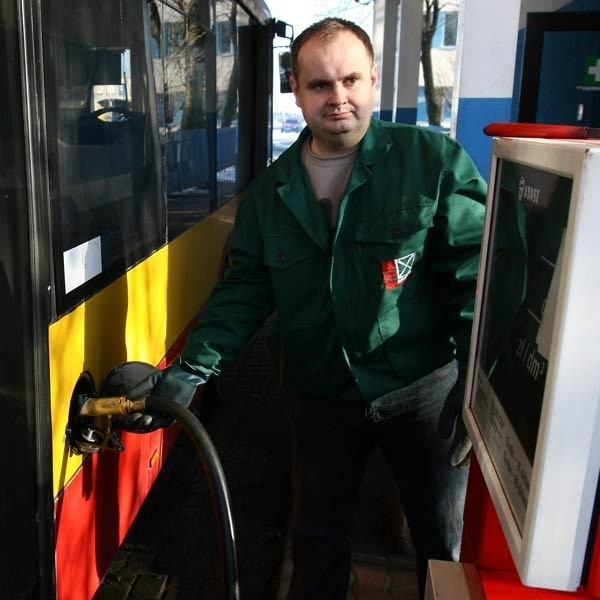 Pan Arkadiusz, pracownik stacji paliw przy ul. Trembeckiego, należącej do MPK, wlewa teraz najczęściej do baku olej napędowy.