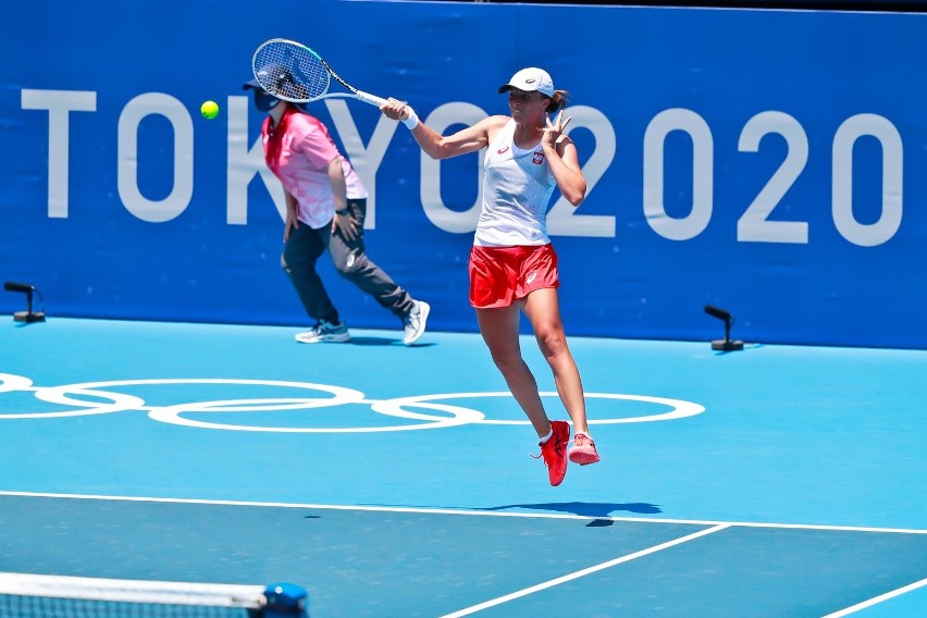 Iga Świątek na korcie centralnym ośrodka Ariake Tennis Park.