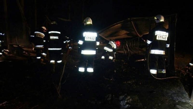 Spiesząc do pożaru strażackie auto utonęło w błocie [ZDJĘCIA]