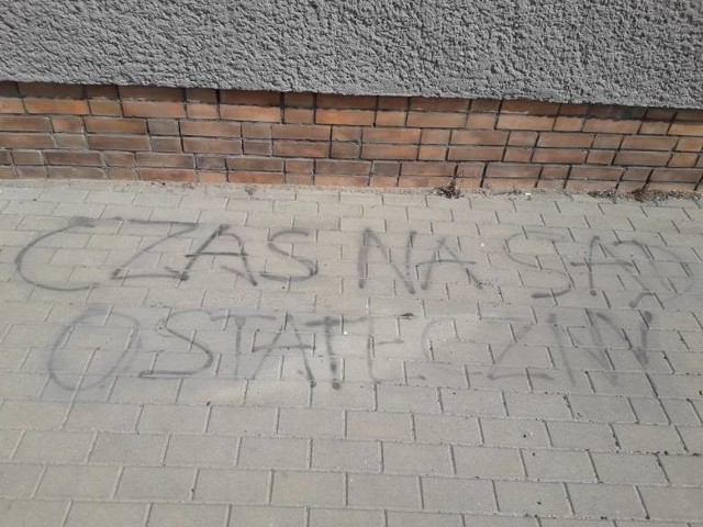 Na oknach i chodniku przed biurami PiS w Wąbrzeźnie i Golubiu-Dobrzyniu pojawiły się napisy "PZPR" oraz "Czas na sąd ostateczny". Sprawą zajmuje się policja