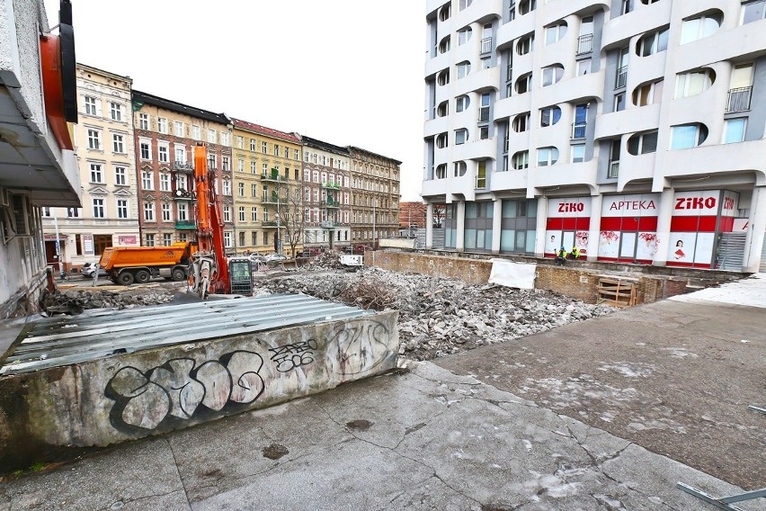 Koniec rozbiórki esplanady na wrocławskim Manhattanie przy placu Grunwaldzkim [ZDJĘCIA]