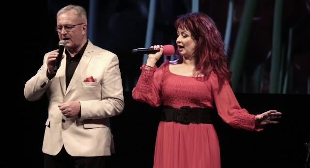 Na scenie grudziądzkiego teatru piękny koncert witający wiosnę dali Teresa Chodyna i Edmund Otremba