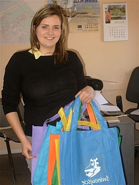 Pani Małgorzata z urzędu miasta segreguje ekotorby torby.