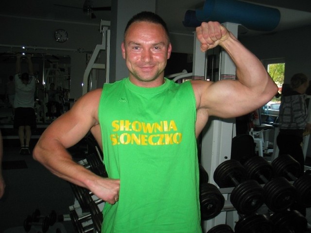 Wiesław Kiwacki regularnie ćwiczy w siłowni "Słoneczko&#8221; na Koperniku. I wyćwiczył sobie takie silne mięśnie.