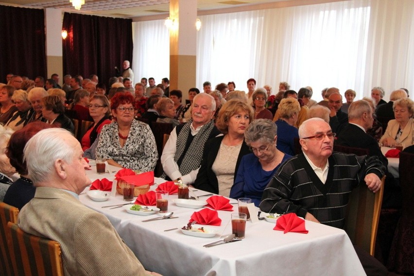 Dąbrowa Górnicza: miejska wigilia na 250 osób w Jedenastce. Wspólne kolędowanie i życzenia ZDJĘCIA