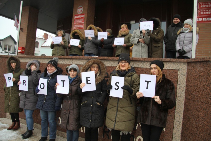 Pracownicy tarnobrzeskich sądów protestują. - Już mamy dosyć pracy za grosze - mówią (zdjęcia)