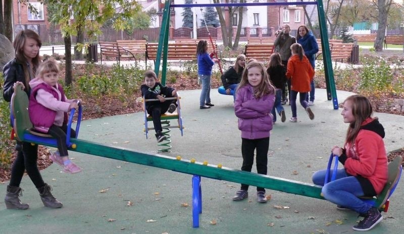 Dzieci mają wiele frajdy z placu zabaw w parku.