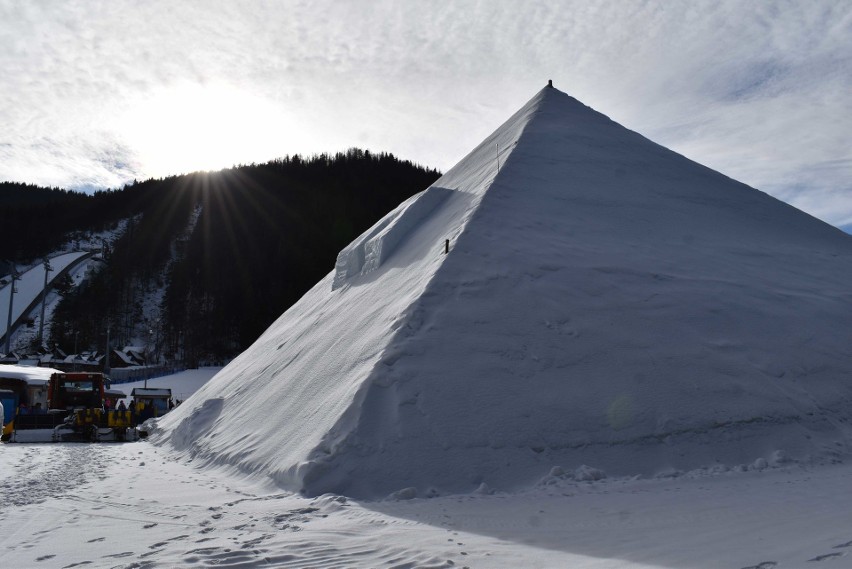 Zakopane. Śnieżny labirynt i bajkowe igloo gotowe. Obok gigantyczna piramida 