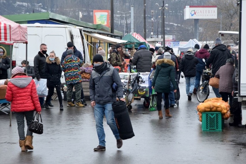 Giełda w Sandomierzu w sobotę, 23 stycznia. Pogoda nie odstraszyła kupujących. Co szło najlepiej? [ZDJĘCIA]