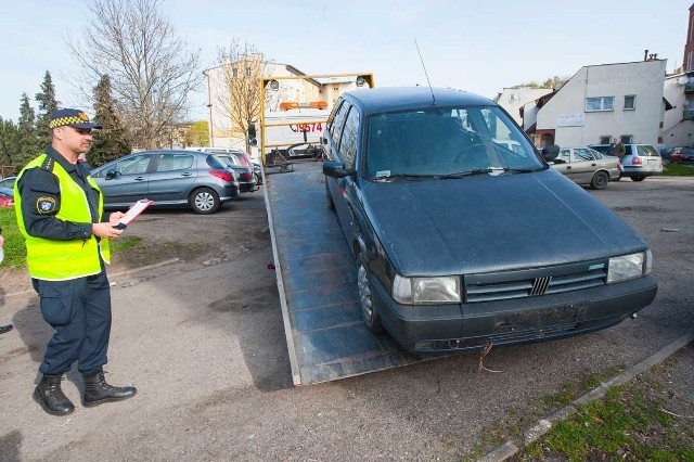 Odholowany został też fiat tipo od pół roku pozostawiony na parkingu przy ul. Krzywoustego w Koszalinie. Auto nie miało tablic rejestracyjnych, a właściciel w ogóle się nim nie interesował.