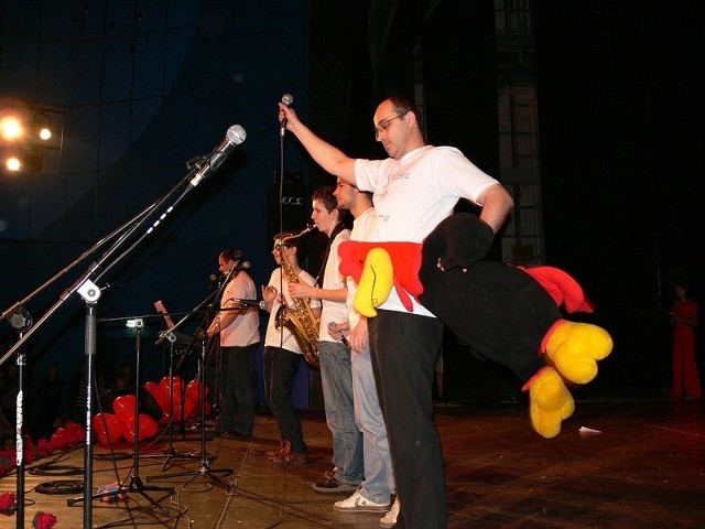 W trakcie koncertu charytatywnego uczniowie występują na scenie wspólnie ze swoimi nauczycielami.