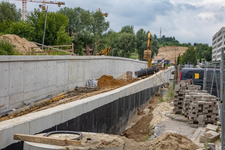 Kraków. Rozwiązali błotny problem i budują linię tramwajową do Górki Narodowej. Są też pieniądze na inwestycję [ZDJĘCIA]