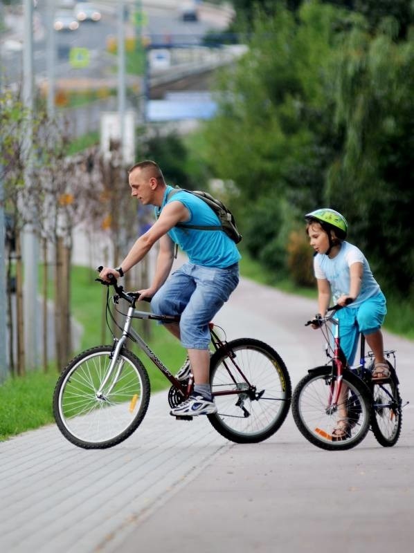 Ze ścieżki rowerowej na Sulechowskiej korzysta Piotr Zarówny z córką Inez. - Jak człowiek jedzie, to nie patrzy, czy są rysy, ale czuję pod kołami nierówności, a rower skacze - przyznaje.