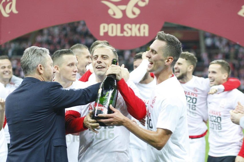 Polacy fetowali awans na EURO 2020. Lał się szampan. Zobaczcie galerię zdjęć z radości reprezentantów