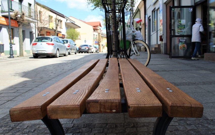 Odnowione ławki na ulicy Radomskiej.