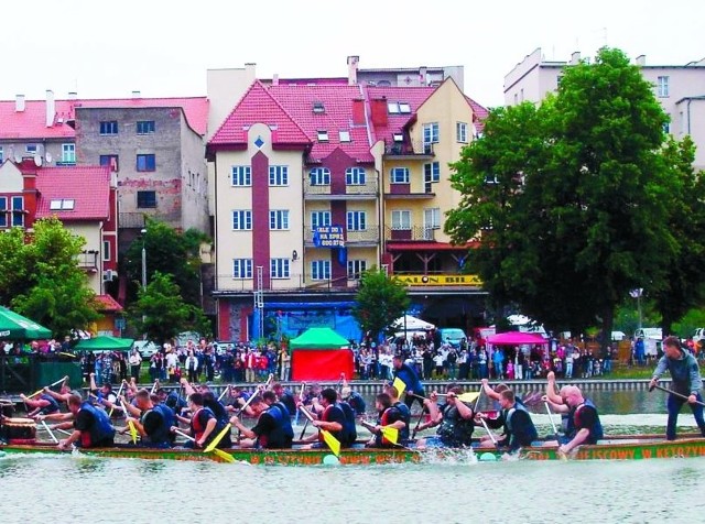 Mimo kiepskiej pogody wioślarzom kibicowało sporo ełczan zgromadzonych na promenadzie.