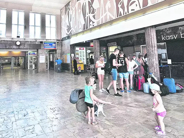 Koszaliński dworzec od lat wymaga modernizacji. Jest przestarzały, nieprzystosowany do potrzeb osób niepłenosprawnych, starszych, czy rodziców z małymi dziećmi