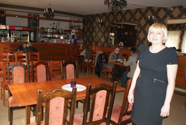 Beata Tasak w sali barowej &#8211; to tutaj wiele lat temu pierwszy klient zjadł słynny placek po węgiersku.