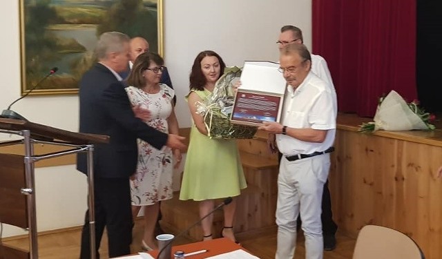 Jerzy Znojek (pierwszy po prawej), wieloletni dyrektor Muzeum Regionalnego w Pińczowie odchodzi na emeryturę. Przed sesją rady miejskiej, 28 sierpnia oficjalnie go pożegnano.