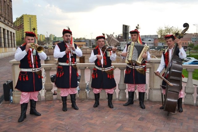 Kapela Działoszacy już po raz trzeci wygrała festiwal "Zagłębie i sąsiedzi&#8221;. Od lewej: Paweł Wierzba, Piotr Wierzba, Marek Juzaszek, Adam Kocerba i Tadeusz Nalepa.