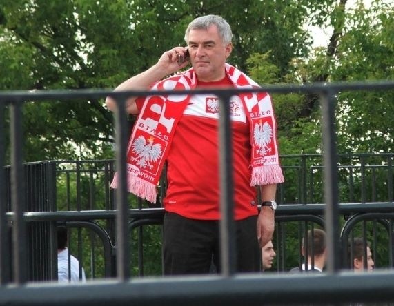 Poseł Andrzej Bętkowski na Moście Poniatowskiego przed meczem Polska &#8211; Rosja zachowywał się spokojnie.