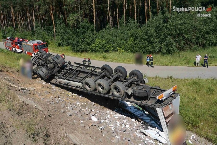 Wypadek na obwodnicy Krzepic. Ciężarówka spadła ze skarpy [ZDJĘCIA]