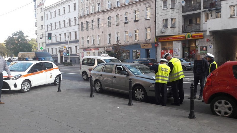 Wypadek tramwaju i auta osobowego na Traugutta, Wrocław,...