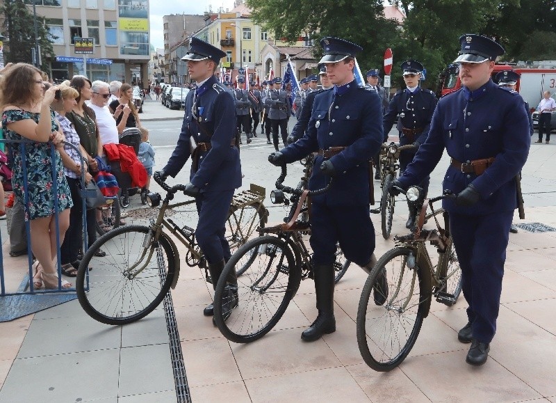 Awanse, medale, ślubowania i defilada z okazji Święta Policji w Radomiu