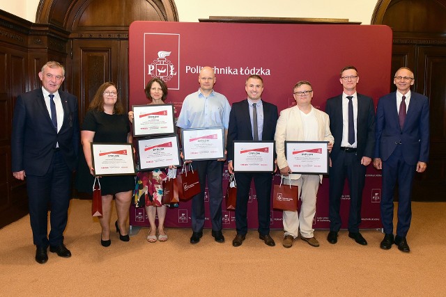 Od lewej: rektor prof. Krzysztof Jóźwik, mgr Barbara Konarzewska, mgr Monika Dziąg, dr hab. inż. Konrad Olejnik, prof. PŁ, dr inż. Robert Susik, dr hab. inż. Grzegorz Raniszewski oraz mgr Adam Owczarek koordynujący projekt i prorektor ds. rozwoju prof. Paweł Strumiłlo.