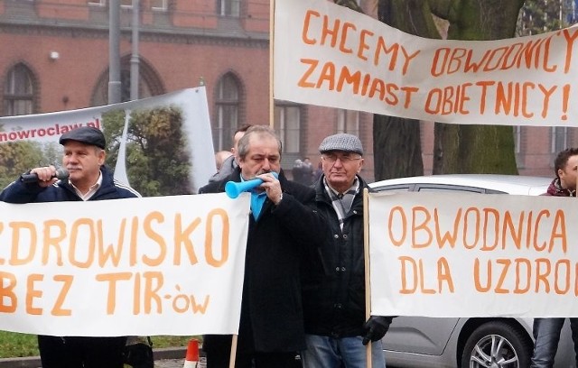 Mieszkańcy Inowrocławia chcieli wesprzeć prezydenta miasta podczas rozmów z wojewodą. Głośno wyrażali swoje niezadowolenie przed Urzędem Wojewódzkim w Bydgoszczy