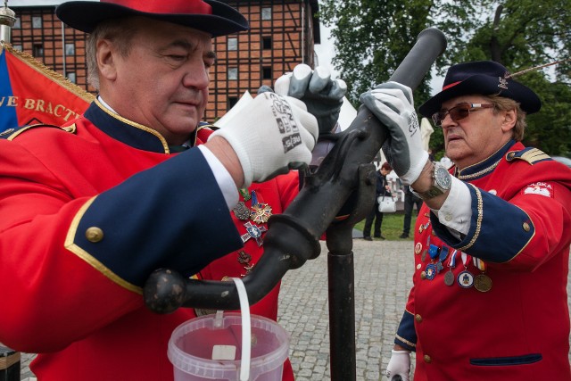 Kurkowe Bractwo Strzeleckie wystrzałem z wiwatówki juto o 11.00 zainauguruje jutrzejsze obchody XV Święta Wolnych Książek na Wyspie Młyńskiej