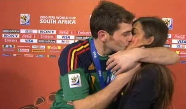 Bramkarz reprezentacji Hiszpanii Iker Casillas w namiętnym...
