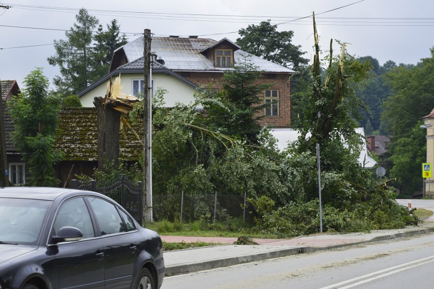 Nawałnica nad powiatem gorlickim. Zerwane dachy, połamane drzewa