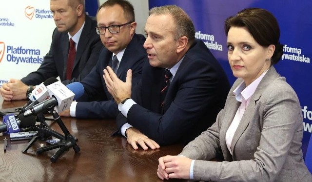 Od lewej: europoseł Bogdan Wenta, poseł Artur Gierada oraz szef Platformy Obywatelskiej w kraju Grzegorz Schetyna i poseł Marzena Okła-Drewnowicz.