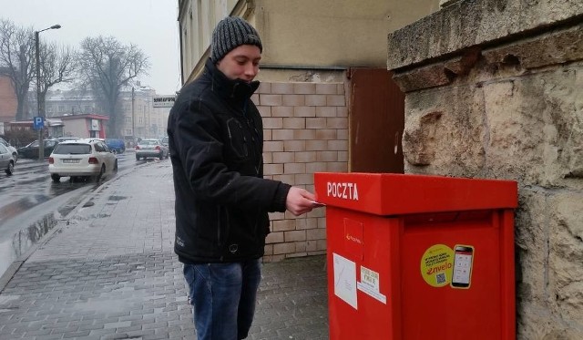 W miastach jedna skrzynka przypada średnio na 3 tysiące mieszkańców, a promień dostępu do niej nie może przekraczać 1 km.